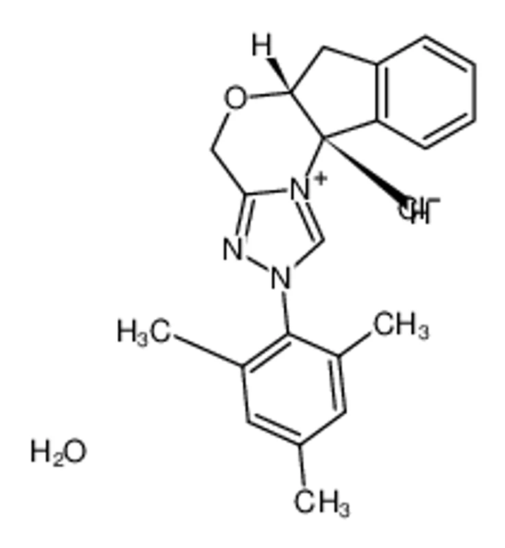 (+)-(5aR，10bS)-5a，10b-二氢-2-(2，4，6-三甲基苯基)-4H，6H-茚并[2，1-b][1，2，4]三唑[4，3-d][1，4]氯化恶唑鎓一水合物